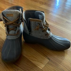Sperry big kid size 3 boots